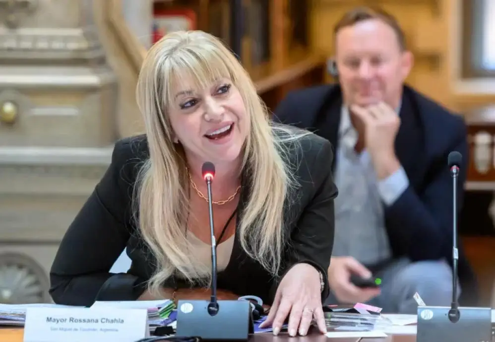 Luis Caputo pidió a municipios bajar impuestos y Chahla se plantó: “No voy a ceder ni $1 para recortar servicios al vecino”