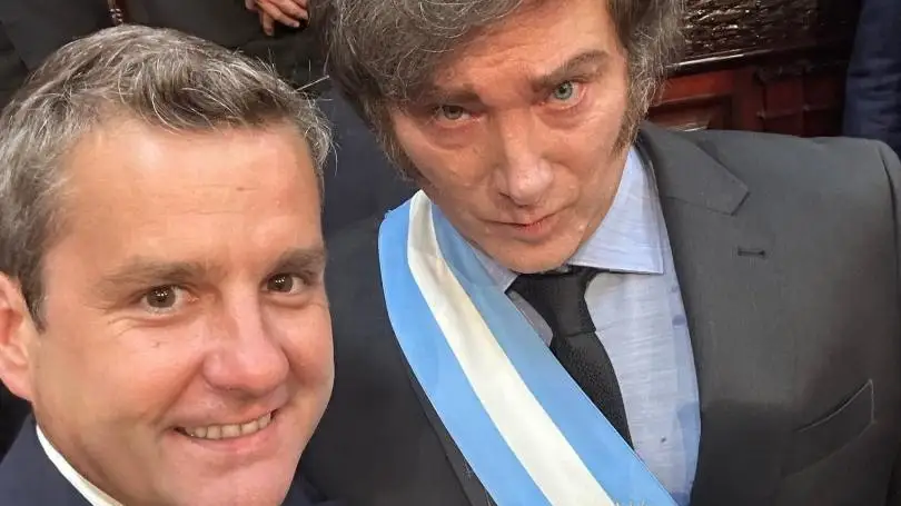 Campero negó haberse sacado “la peluca”, pero sus votos generan dudas sobre su alineación política