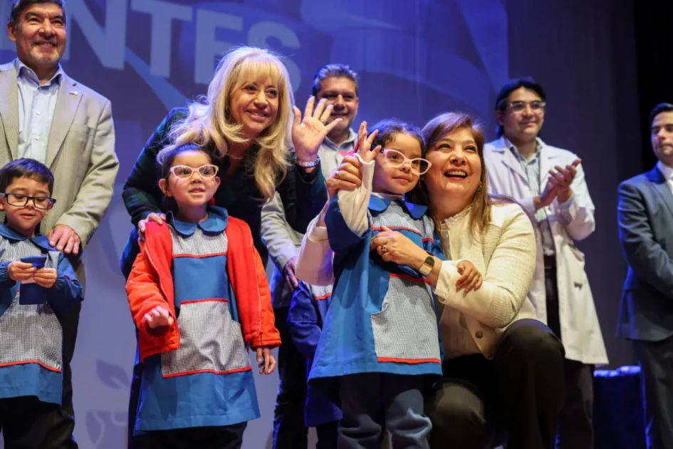 Chahla y Acevedo encabezaron la entrega gratuita de eco lentes a docentes y niños