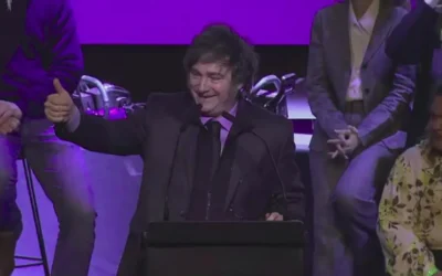 Milei evitó hablar del escándalo de las presuntas coimas y pidió una ovación para Karina: “Gracias jefe”