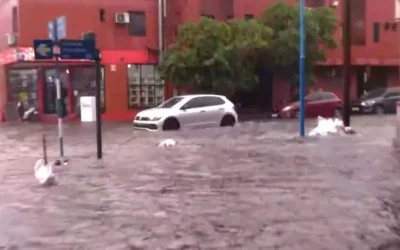 La fuerte lluvia inundó múltiples calles y avenidas de la ciudad