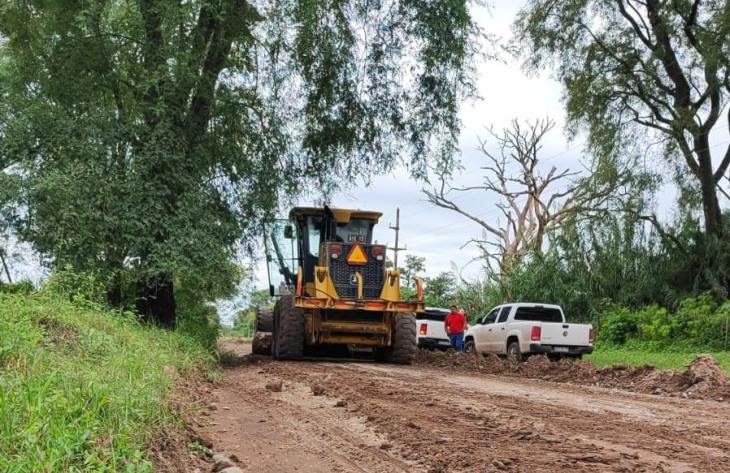 El gobierno trabaja contrarreloj para recuperar caminos destrozados por el agua