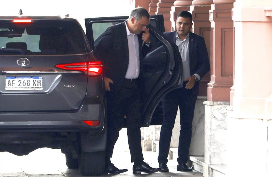 Ahora Adorni se hace el amigo de los periodistas y les sugiere que presenten una cautelar contra la prohibición de entrar a la Rosada