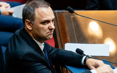 “Que Adorni siga así”: por qué razón el peronismo decidió no atacar al debilitado jefe de Gabinete de Milei
