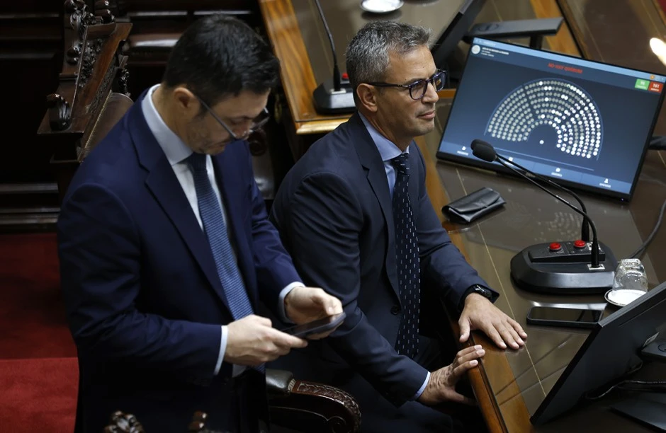 Menem no quiere ser jefe de Gabinete y maniobra para que lo elijan a Petri