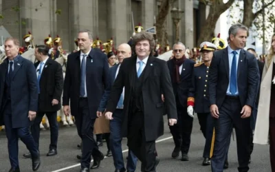Karina mandó a Bullrich al fondo de la Catedral y la dejaron afuera del Cabildo
