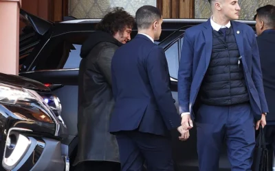 Milei culpa a Macri por la caída de Adorni y promete venganza