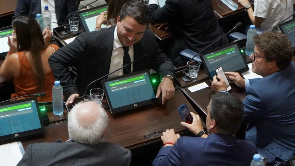 El peronismo acordó con los libertarios una sesión light y bajó proyectos sobre Insaurralde y los precios de YPF